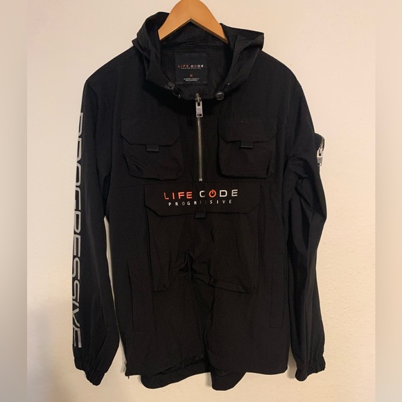 LIFE CODE
J03. BLACK PULLOVER WINDBREAKER
Like New Condition - Picture 5 of 10